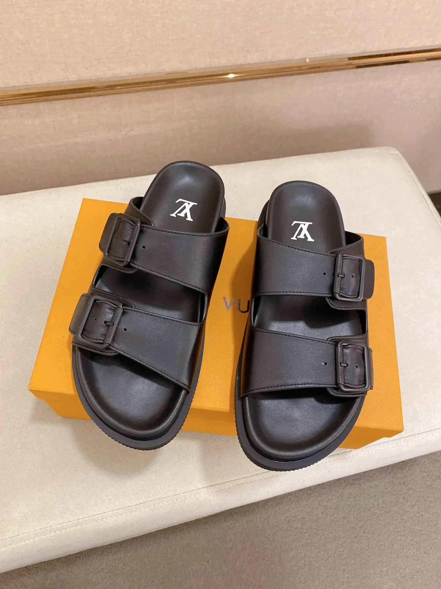 Factory price: 420💰Made by LV🔍Top purchasing agent. Men's spring and summer slippers are available at the same counter. The uppers are made of cowhide imported from Italy. High-quality craftsmanship, soles: original soles specially provided by the original factory, exclusive movable molded soles are super comfortable, original factory follow-up goods, 🔍🔍high quality, can be entered and exited the counter at will, welcome to compare, code number 38-44. Can be customized45
